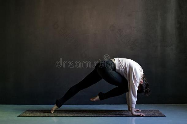 年幼的女人开业的瑜伽,做<strong>瑜珈</strong>的任何一种姿势Marjary<strong>瑜珈</strong>的任何一种姿势使摆姿势,使工作