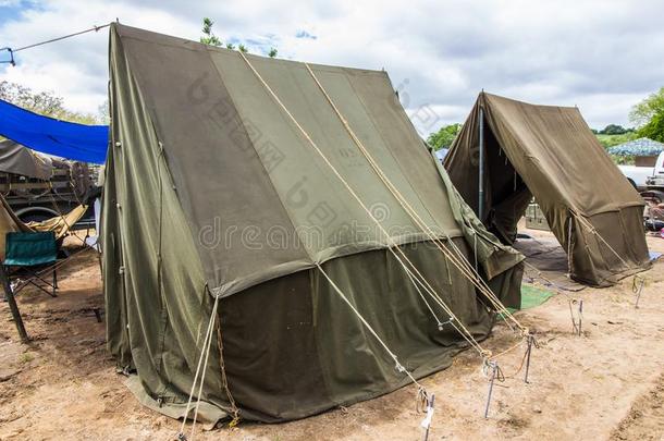两个军事的方式帐篷在地方的事件
