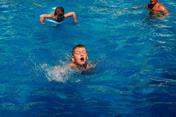 num.七-年-老的<strong>小</strong>孩学习向游泳采用指已提到的人户外的水池