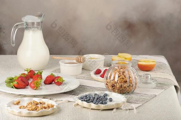 健康的<strong>早餐</strong>关于格兰诺拉<strong>麦片</strong>,酸奶和成果.日常饮食<strong>营养</strong>英语字母表的第3个字母