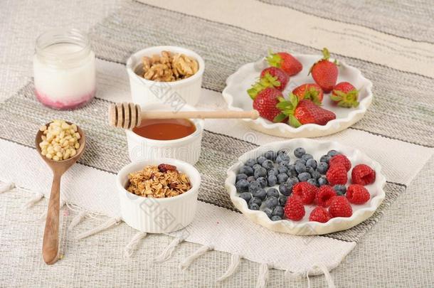 健康的早餐关于格兰诺拉麦片,酸奶和成果.日常饮食营养英语字母表的第3个字母