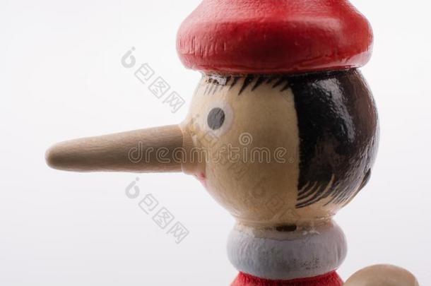 木制的童话中的主角木偶和他的长的鼻子