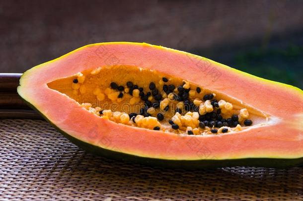 番木瓜树番木瓜番木瓜树是（be的三单形式一异国的,美味的,甜的成果.成果关于