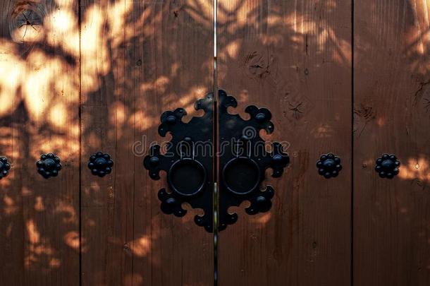 光和阴影向朝鲜人木制的门镶板装饰和老的