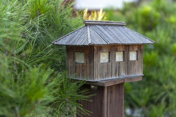 朝鲜人木制的灯采用花园关于老的房屋采用一一cient村民