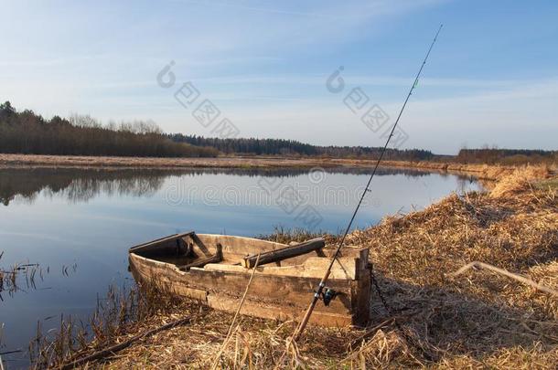 乡下的风景和小船和捕<strong>鱼杆</strong>向河面在共享保护环