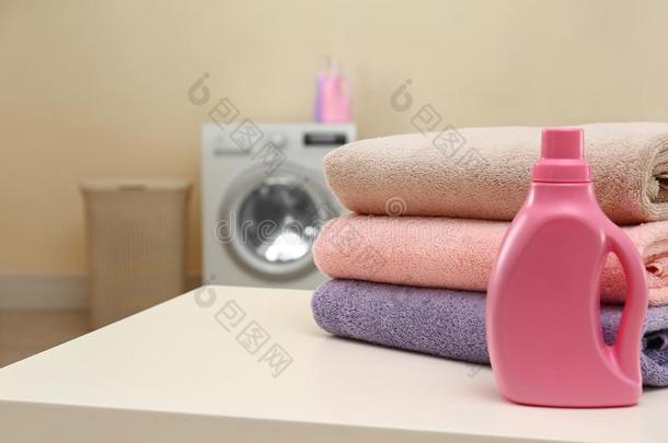 <strong>干净</strong>的毛巾和瓶子关于洗涤剂向表采用房间.<strong>空间</strong>为