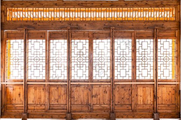特写镜头中国人老的木制的框架门和装饰的模式家伙