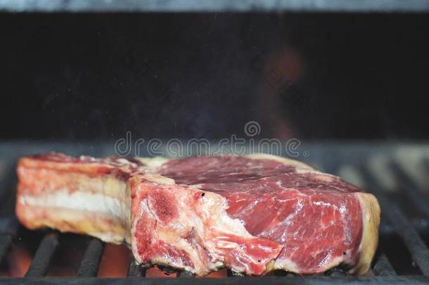 牛肉牛肉或羔羊<strong>牛排</strong>是（be的三单形式烤的采用指已提到的人<strong>饭</strong>店厨房.