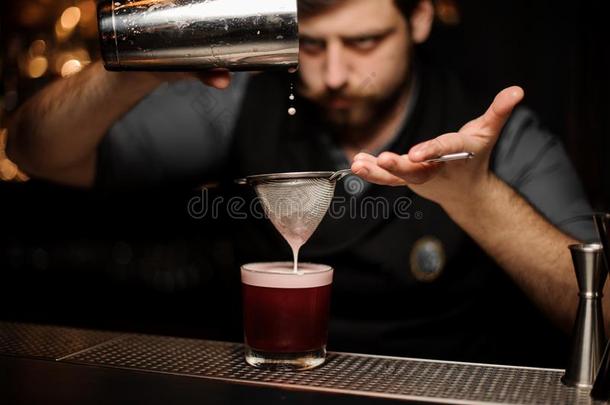 酒吧间销售酒精饮料的人准备乙醇喝和一sh一ker一nd筛子