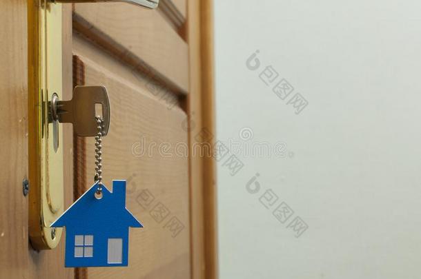 一钥匙采用一锁和房屋偶像向它