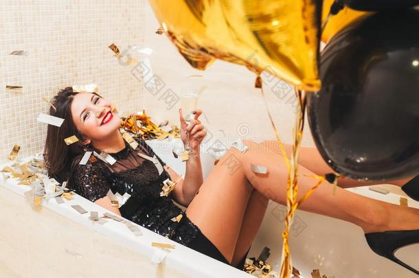 <strong>生日</strong>社交聚会精美的黑头发的妇女女孩浴缸气球