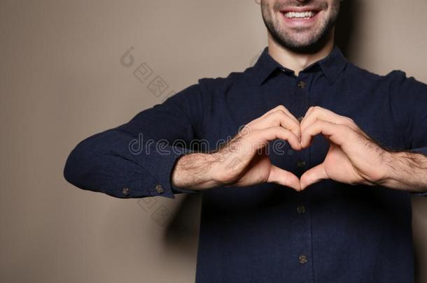 男人展映心手势采用符号语言