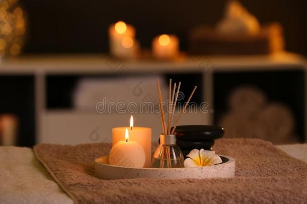 燃烧的蜡烛和芳香的芦苇清凉剂采用休闲健身中心沙龙
