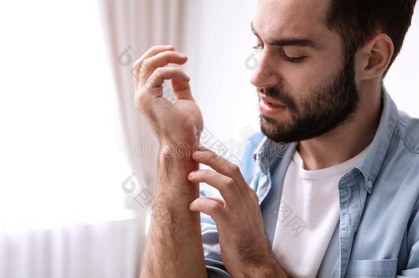 年幼的男人刮痕手室内的.过敏症症状