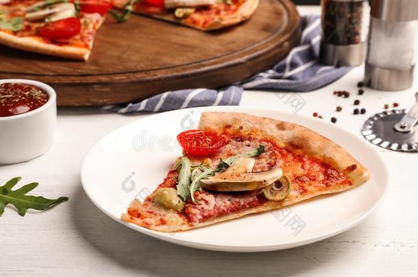盘子和切成片关于美味的意大利薄饼烘烤制作的采用烤箱
