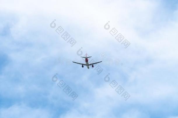 乘客飞机飞行的向多云的天