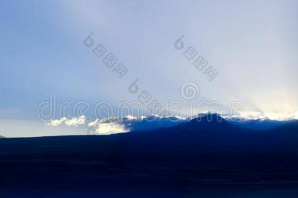 日出在的后面指已提到的人安第斯山脉山范围,和指已提到的人高原线条