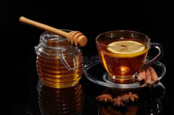 <strong>蜂蜜</strong>和茶水和香料和柠檬