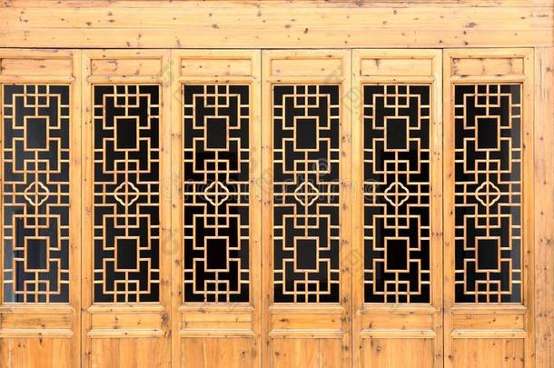 特写镜头中国人老的木制的框架门和装饰的模式家伙