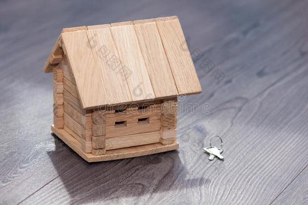 特写镜头关于木制的<strong>房屋模型</strong>和银调向木制的后台