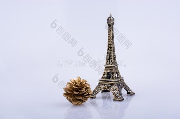小的模型Eiffel语言塔和松树圆锥体