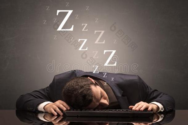 商人砍倒睡着的在指已提到的人办公室向他的键盘