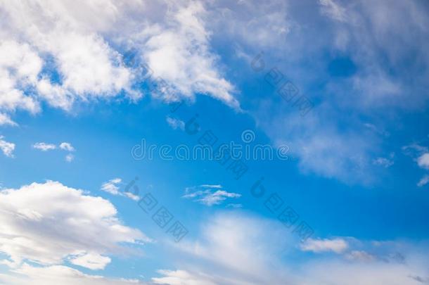 美丽的白色的松软的和<strong>卷积云</strong>云向一蓝色天b一c