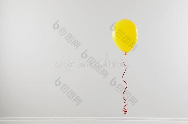 明亮的气球反对光墙.庆祝时间