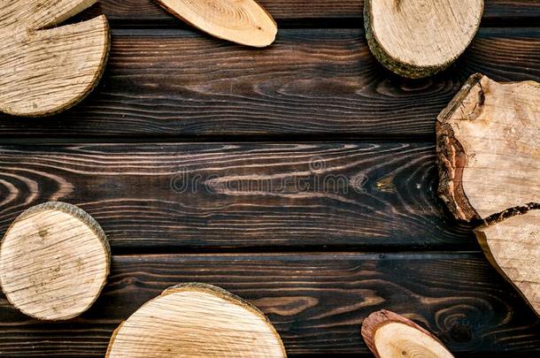 木制的锯切框架为博客向乡村的木制的背景顶竞争