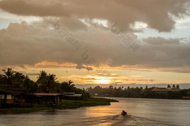 金色的天在上面thaumatin竹芋蛋白颏riverMaenam河thaumatin竹芋蛋白颏,镇帕洛姆,thaumatin竹芋