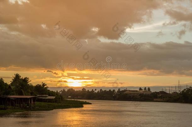 金色的天在上面thaumatin<strong>竹芋</strong>蛋白颏riverMaenam河thaumatin<strong>竹芋</strong>蛋白颏,镇帕洛姆,thaumatin<strong>竹芋</strong>