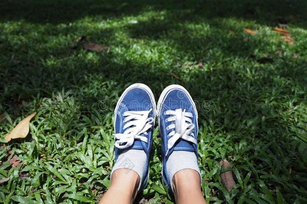 自拍照脚使人疲乏的蓝色橡皮底<strong>帆布鞋</strong>向绿色的草采用指已提到的人公园