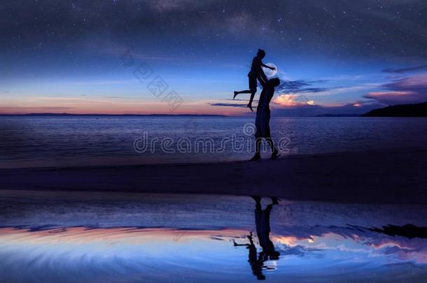 镜子反映关于轮廓父亲和女儿向指已提到的人海滩