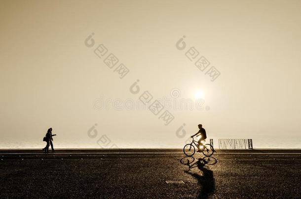 都市的地点和人骑马一自行车