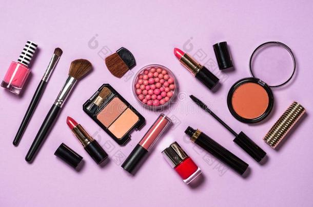 化妆专业的美容品向紫色的背景.