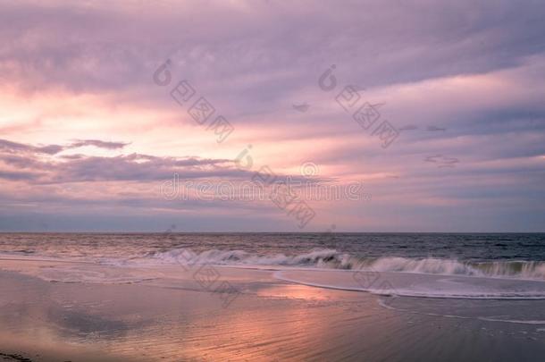 斗篷aux.可以,NewJersey美国新泽西州州名,海滩和洋采用紫罗兰色彩在日出