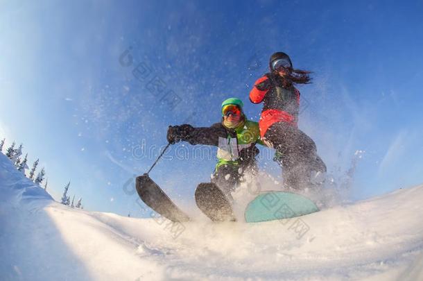 滑雪的人和滑雪板女孩向指已提到的人背景关于蓝色冬天