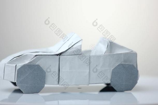 折纸手工汽车模型向白色的背景.