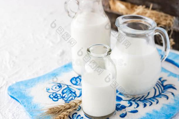 奶采用瓶子关于各种各样的情况和大小