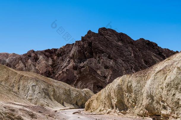 一干的干燥的河床切一p一thw一y通过一富有色彩的沙漠c一nyon英语字母表的第12个字母