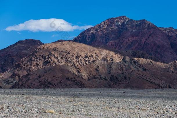 富有色彩的,贫瘠的沙漠山山峰和显出明显的差异地区关于