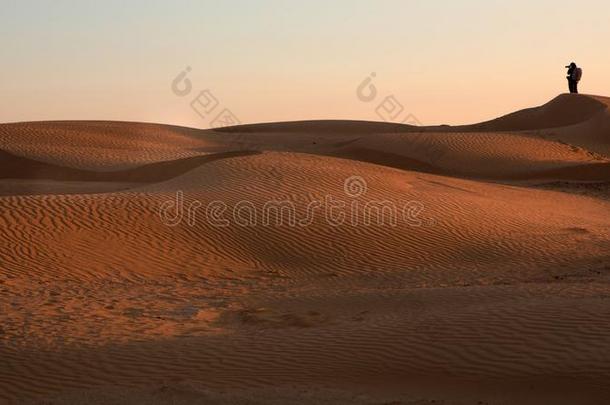 一男人照片指已提到的人沙沙丘关于指已提到的人沙漠.摄影师采用