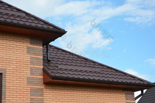 房屋金属屋顶角落和雨排水沟管道.用于建排水系统的材料