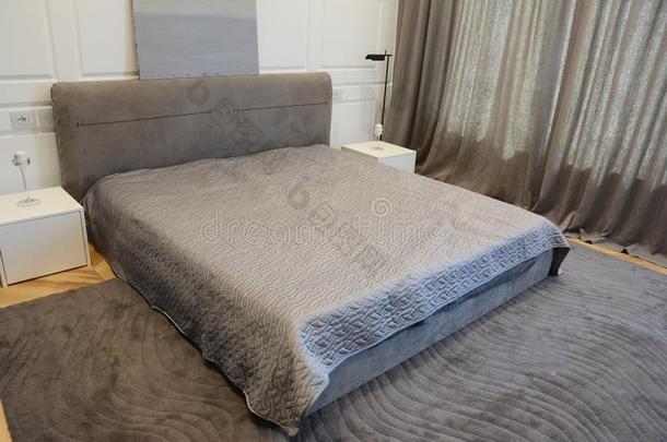 舒适的现代的卧室内部设计和奢侈床,<strong>同时</strong>代的