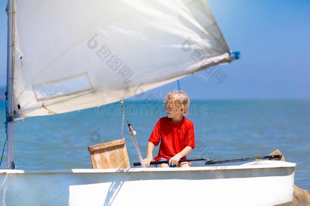 小孩帆船运动.小孩学问向航行向海快艇