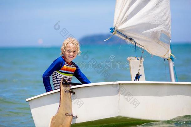 小孩帆船运动.小孩学问向航行向海快艇