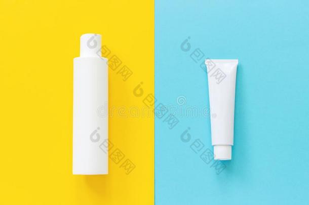 白色的管和瓶子关于遮光剂或别的化妆品产品向