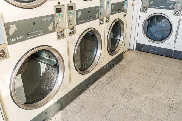 洗衣店机器采用公众的自助洗衣店