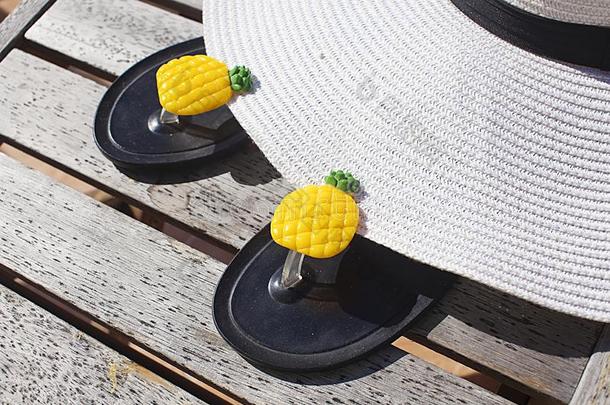 夏用品.白色的帽子和拖鞋和菠萝是向指已提到的人帐单